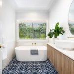 Modern design infrarood paneel badkamer als handdoekdroger naast een wastafel